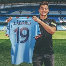 La chicana de Julián Álvarez para el United durante su presentación en el Manchester City