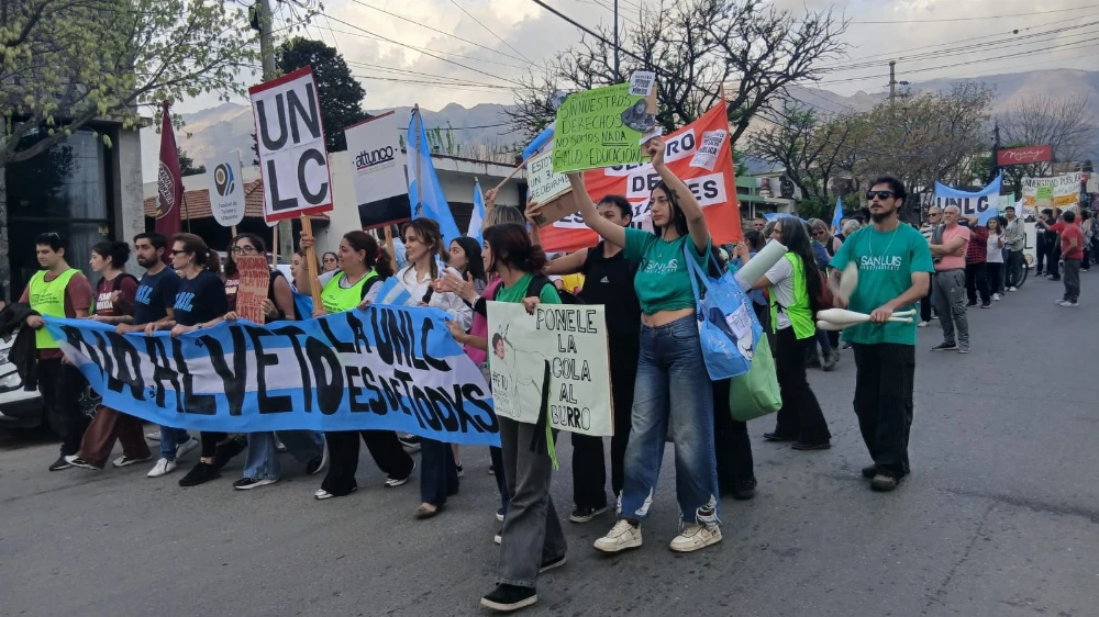 Multitudinaria marcha en defensa de la Universidad pública